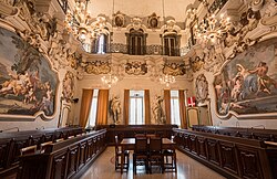 La salle de bal décorée de fresques par Giovanni Angelo Borroni, maintenant la salle du conseil.