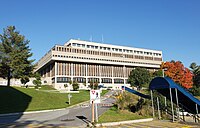 Pavillon 2: Departments of physical, biological and medicinal sciences, school library, and student services.