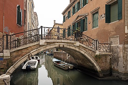 Ponte Storto reliant le Rio Terà Sant'Aponal à la Fondamenta dei Banco Salviati