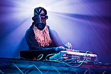 Description de l'image SBTRKT live at Musica festival, Sydney.jpg.