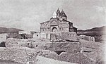 Vue du monastère depuis le sud-ouest (1911) : le gavit précède Sourp Bartoghomeos.