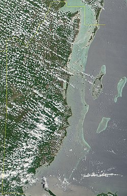 A korallzátony tisztán látszik a belizei partoknál