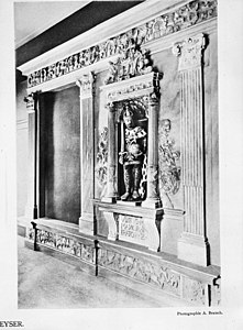 Escultura de Carlos V em nicho na parede