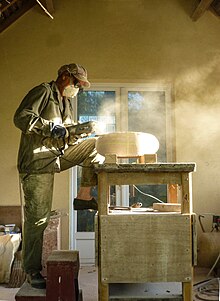 Sigrid Avrillier travaillant dans son atelier situé dans le Perche