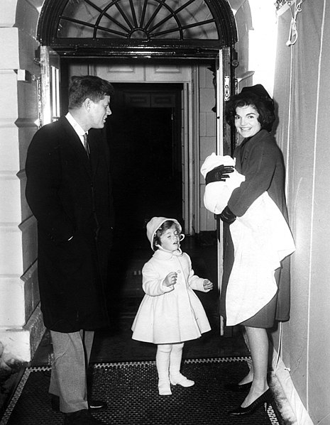 35-я Первая леди США 465px-The_Kennedys_at_the_White_House