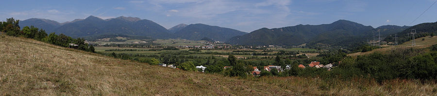 Widok ogólny na Nolčovo (na dole zdjęcia) i Krpeľany (dalej). Nad nimi Mała Fatra i Wielka Fatra