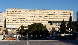 L'université d'Aix-Marseille.