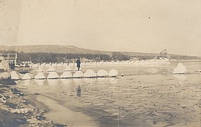 Плажът при Централните морски бани и заледеният мост.