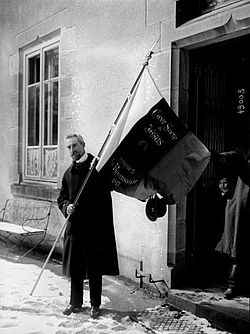 Във Франция със знаме на румънската католическа общност, 1917 г.