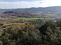 Vue Sud-Ouest depuis l'oppidum (à droite, le Grand Luberon) ; sur la gauche (hors de l'image) de l'autre côté du Calavon : l'oppidum du Grand Clapier.