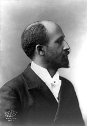 Portrait photographique d'un homme blanc de profil, au front dégarni, portant une moustache et une barbe