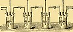Fyra seriekopplade Woulfe-flaskor använda vid tvättning/torkning av en gas.