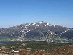 Tätorten Åre, fjället Åreskutan och Åresjön, sedda från Renfjället