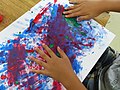 絵の具を手で塗って感触や色を楽しむ活動（造形遊びと絵の要素をもつ）