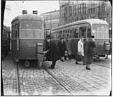 Legen van de brievenbussen aan trams op het Stationsplein; 9 februari 1951.