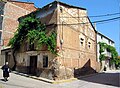 Construcción tradicional (vernacular) en Torrebaja (Valencia), con detalle de mampostería y tapial en la parte baja del muro lateral y encofrado de lajas en la alta, año 2003.