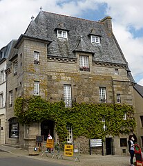 Lesneven : maison du XVIIe siècle, avec sa tour d'angle.