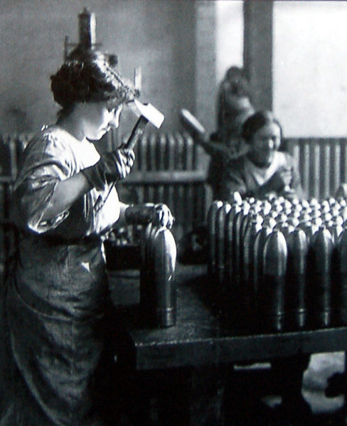 Fichier:1915-1916 - Femme au travail dans une usine d'obus.jpg