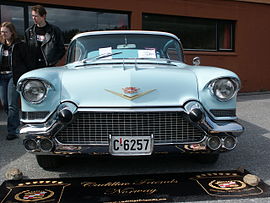 1957 Cadillac Sedan Deville с четырьмя подфарниками