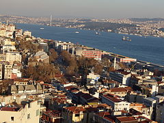Kapea Bosporinsalmi jakaa Istanbulin Euroopan ja Aasian puoleisiin osiin.
