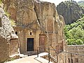 Felsenkapelle mit zahlreichen in Fels gehauenen Chatschkare