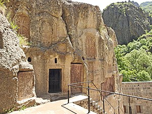 Felsenkapelle mit in den Fels gehauenen Chatschkaren