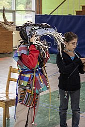 Élève portant le costume de la mascotte Bouc de Notre-Dame.