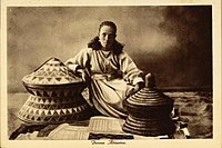 Ethiopische vrouw met twee gevlochten manden, 1935 - 1939. Winterton Collection of East African Photographs. Testbeeld voor overleg met de Melville J. Herskovits Library of African Studies, Northwestern University, Evanston, Illinois, VS die een fotocollectie op internet heeft staan.