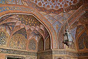 Poslikana in izrezljana mavčna dekoracija v Akbarjevi grobnici v Agri v Indiji (začetek 17. stoletja, Moguli)