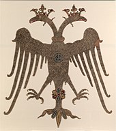 Photographie d'une broderie représentant un aigle à deux têtes couronnées
