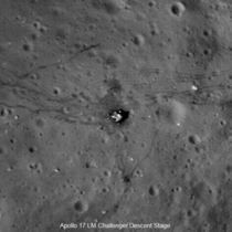 Detalle del lugar de alunizaje del Apolo 17, mostrando el módulo de descenso Challenger