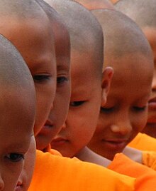 Enfants moines alignés