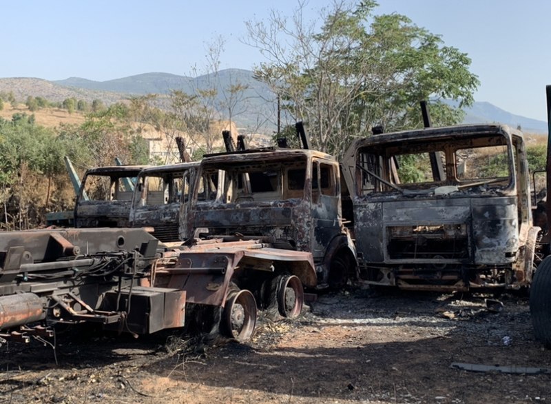 Αρχείο:Burnt trucks in Ano liosia 2021 wildfires.jpg