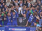 Warnock ergue o troféu da EFL Championship 2017-18, juntamente com o zagueiro Sean Morrison.