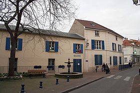Mairie de Carrières-sur-Seine, vue de la rue gabriel Péri.