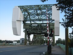 A ponte basculante de pivotes de Strauss en Cherry Street, na Canle Navegable do Porto de Toronto, en Toronto (Canadá)