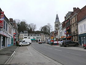 La place du bourg s'étire en longueur de l'Est (ancien emplacement des Halles) jusqu'au pied de la motte féodale, au fond, vers l'Ouest