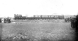 Decauville-Dampflokomotive N° 26 Fedora mit einem Zug in Tiensin