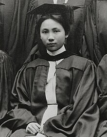 Honoria Acosta-Sison ist auf einer schwarz-weiß Fotografie im Hochformat zu sehen. Sie trägt eine Robe und einen Hut wie er für amerikanische Studierende zum Abschluss des Studiums üblich ist.