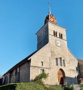 L’église Saint-Nithier de Clairvaux-les-Lacs dans le Jura à 7 h 45 un matin d'été.