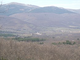 El monasterio se integra en el paisaje montañoso que le ofrece el valle del Lozoya