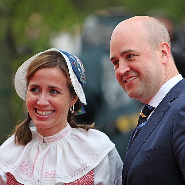 Fil:Filippa Reinfeldt och Fredrik Reinfeldt under nationaldagsfirande vid Skansen 2009.jpg