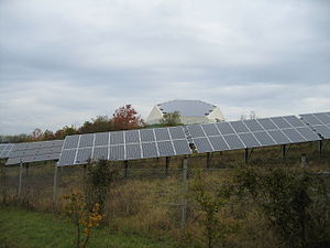 Die Photovoltaikanlage mit dem Hauptgebäude im Hintergrund