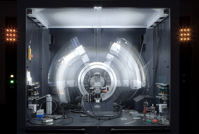 X射線晶體學是一門研究晶體中原子、分子結構的學科。這張對運行中的儀器進行長時間曝光而得的照片顯得徐緩而又寧靜，如同凝凍了時間一般，與科學的快速發展相映成趣。