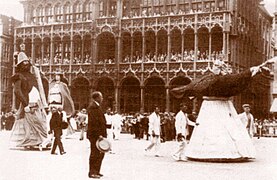 El águila y Sansón en la Grand Place de Bruselas con motivo de la Exposición Universal de 1935.