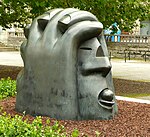 Großer verletzter Kopf (1981/82), Bronze. Trammplatz, Hannover