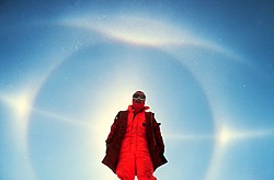 Na snimku sa Južnog pola mogu se videti: dva lažna Sunca ili pasunca (bleštava mesta sa strane), tangentni luk koji dodiruje krug haloa, 22° halo (krug) i drugo.