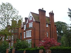 House in East Heath Road, Hampstead, Londres, 1880s, obra de Ewan Christian, showing Domestic Revival influences[CP 6]​