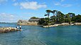 L'île Berder reliée à Larmor-Baden par la chaussée submergée par la marée haute, dans le Golfe du Morbihan.