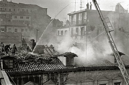 Arroka plazaren lurretan zegoen eraikin bateko sute bat itzaltzen (1966)